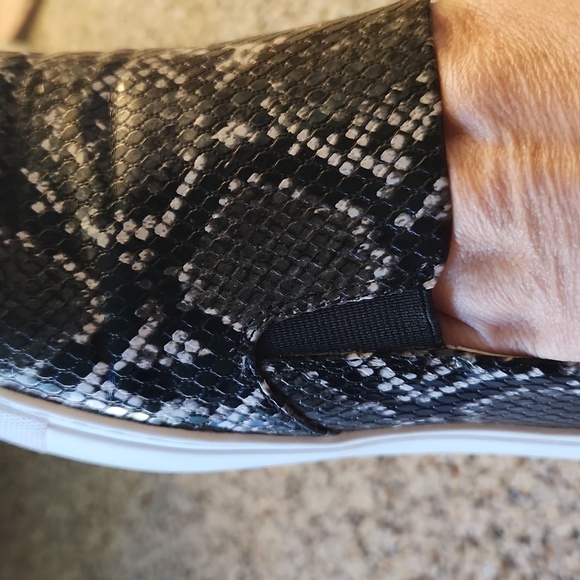 Kenneth Cole New York, Kam slide on,size 9, snake print sneakers - Picture 6 of 8